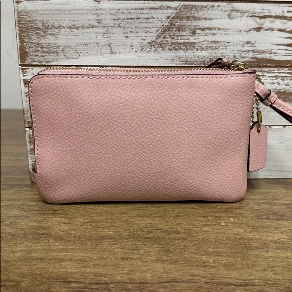 Coach great shape double corner light pink pebbled leather dual zip wristlet - Picture 5 of 9